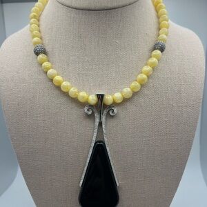 Elegant Yellow and Black Pendant Necklace